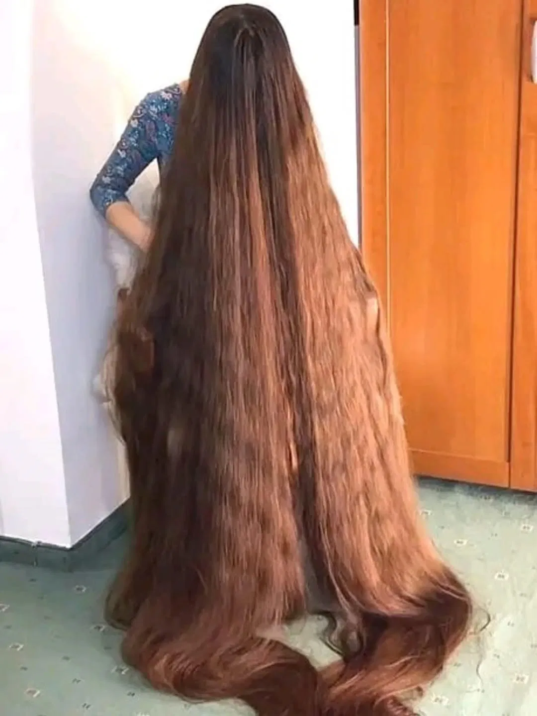 She hasn’t cut her hairs for 20years, even though her husband begged her to She hasn’t cut her hairs for 20years, even though her husband begged her to