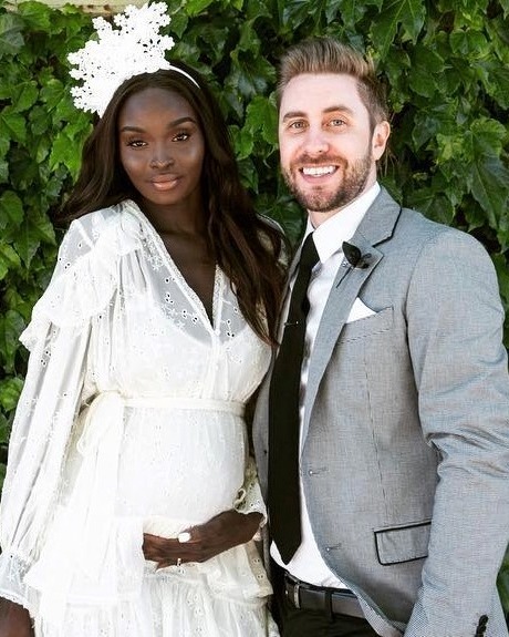 The dark-skinned model and the blue-eyed blond had children The dark-skinned model and the blue-eyed blond had children