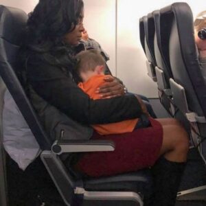 HE CRAWLED INTO MY LAP MID-FLIGHT—AND NO ONE CAME TO CLAIM HIM