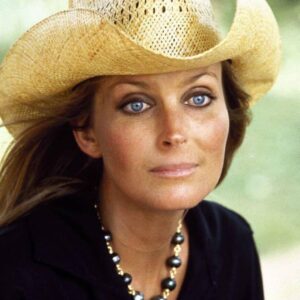 Those eyes, Who can recognize this beauty?