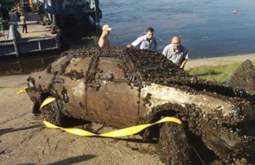 He accidentally found a car at the bottom of the river and called the police