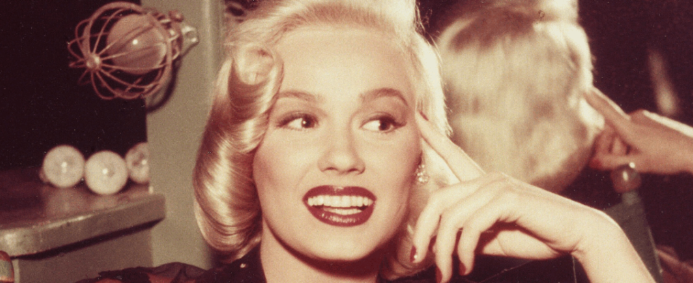 A 1950s star who stepped away from fame to raise her child, she’s now 94 and continues to show that age is just a number