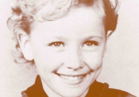 Once a Poor Girl in a Big Family—Now She’s a Country Music Icon at 77