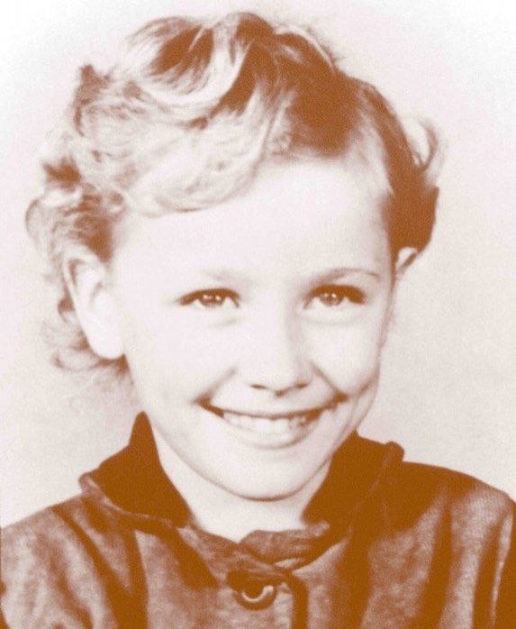 Once a Poor Girl in a Big Family—Now She’s a Country Music Icon at 77